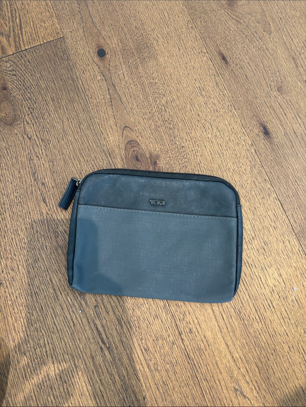Tumi Men's Toiletry Pouch in Charcoal Black